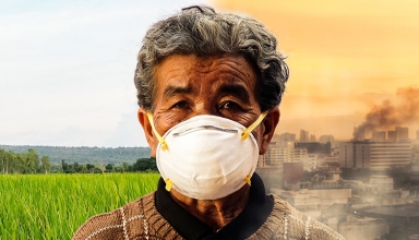 איש זקן עם מסכה על רקע שמחוצה לשתיים: סביבה נקייה וסביבה מזוהמת מאוד שפוגעת בבריאות