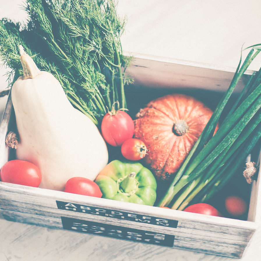 ארגז עם ירקות טריים שחשובים מאוד למערכת עיכול בריאה ומתפקדת