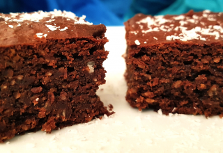 שתי חתיכות בראוניז ללא גלוטן, מתאימות לפליאו ועשירים בחומרים מזינים רבים