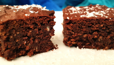 שתי חתיכות בראוניז ללא גלוטן, מתאימות לפליאו ועשירים בחומרים מזינים רבים