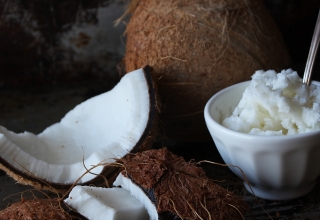 קערה עם שמן קוקוס ולידו קוקוס טרי