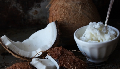 קערה עם שמן קוקוס ולידו קוקוס טרי