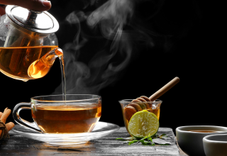 קנקן מוזג חליטת תה שמחזקת את המערכת החיסונית ועוזר למנוע מחלות חורף