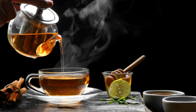 קנקן מוזג חליטת תה שמחזקת את המערכת החיסונית ועוזר למנוע מחלות חורף