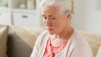 אישה מבוגרת שמחזיקה את החזה ותוהה עם ויטמין D אכן יגביר לה את הסיכוי לחלות במחלות לב