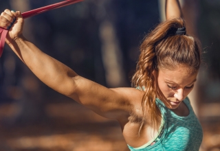 אישה שמפעילה את השרירים ואת הפאשיה