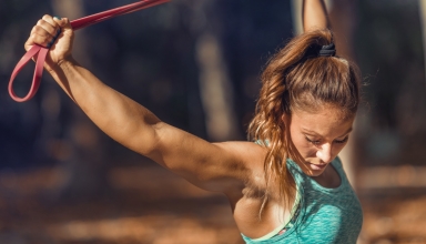 אישה שמפעילה את השרירים ואת הפאשיה