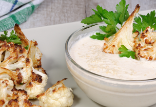 צלוחית עם ממרח טחינה וכרובית אפיה ופטרוזיליה, מאכל שעשיר באבץ ועוזר למנוע מחלות חורף