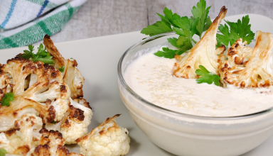 צלוחית עם ממרח טחינה וכרובית אפיה ופטרוזיליה, מאכל שעשיר באבץ ועוזר למנוע מחלות חורף