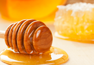 מקל עם דבש שלפיקווים מנחים חדשים מאנגליה עדיף כתרופה ראשונה נגד שיעול על אנטיביוטיקה