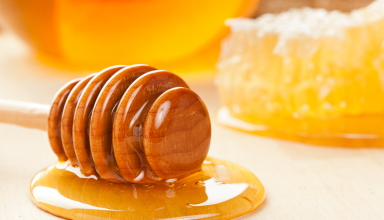 מקל עם דבש שלפיקווים מנחים חדשים מאנגליה עדיף כתרופה ראשונה נגד שיעול על אנטיביוטיקה