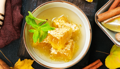 קערה עם חלת דבש שמחזק את המערכת החסיונית, ומסביב מקלות קינמון, ליים וכובי אניס