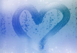 צורת לב על מקלחון מזכוכית שמסמן מקלחות חמות-קרות שמחזקות את המערכת החיסונית ועוזרת למנוע מחלות חורף