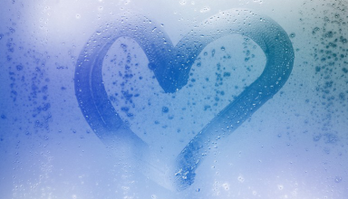 צורת לב על מקלחון מזכוכית שמסמן מקלחות חמות-קרות שמחזקות את המערכת החיסונית ועוזרת למנוע מחלות חורף