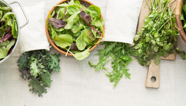 קערה ושקיות עם עלים ירוקים שעשרים ביותר בוויטמין C, מחזקים את המערכת החיסונית ועוזרים למנוע מחלות חורף