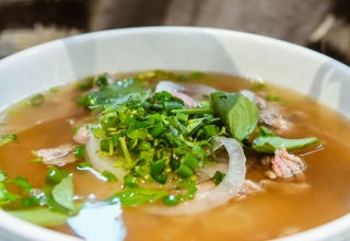 קערה עם מרק של ציר עצם, בשר ותבלינים, ארוחה עשירה שמחזקת את המערכת החיסונית ועוזרת לשקם את המעיים