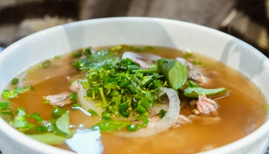 קערה עם מרק של ציר עצם, בשר ותבלינים, ארוחה עשירה שמחזקת את המערכת החיסונית ועוזרת לשקם את המעיים