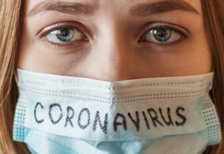 אישה שמפחדת להדבק בווירוס הקורונה (Coronavirus CoVid19)