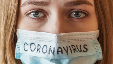 אישה שמפחדת להדבק בווירוס הקורונה (Coronavirus CoVid19)