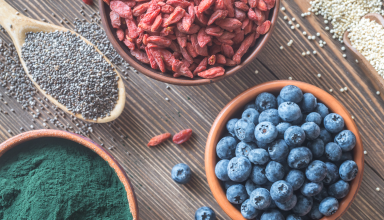 קערות עם מזונות על שונים שעשירים במיוחד בחומרים מזינים שחיוניים לבריאות הגוף נקראים מזונות על אם סופר פודס (Superfoods)