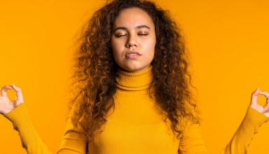 אישה צעירה מתרגלת נשימה עמוקה כדי להפחית חרדות בעידן הקורונה