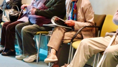 אנשים מבוגרים עם מחלות רקע שממתינים לתור בקופת חולים